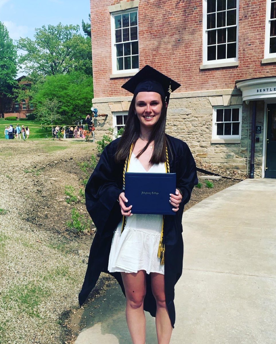 AlleghenyWBB's tweet photo. Congratulations to the entire class of ‘22. 
💙🎉 @alleghenycollege 🐊💛 https://t.co/BSxwGOkurn