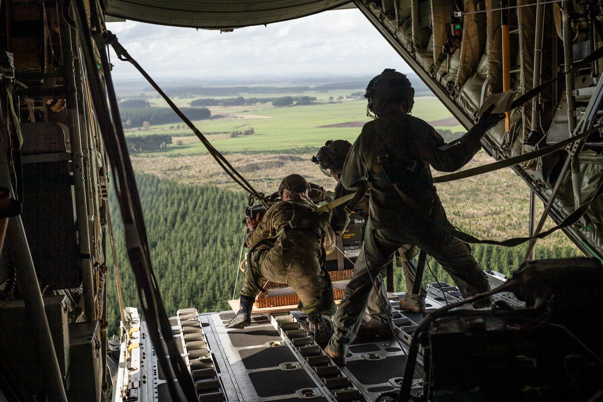 NZAirForce's tweet photo. Hercules in Ohakea✈️ The skies above #BaseOhakea were filled with the sounds of the Hercules recently, as the crew from #BaseAuckland made the Manawatū region home for Exercise Skytrain.
MORE ➡️ https://t.co/t315P7IOmc
#NZAirForce https://t.co/WYpMFyUG1h