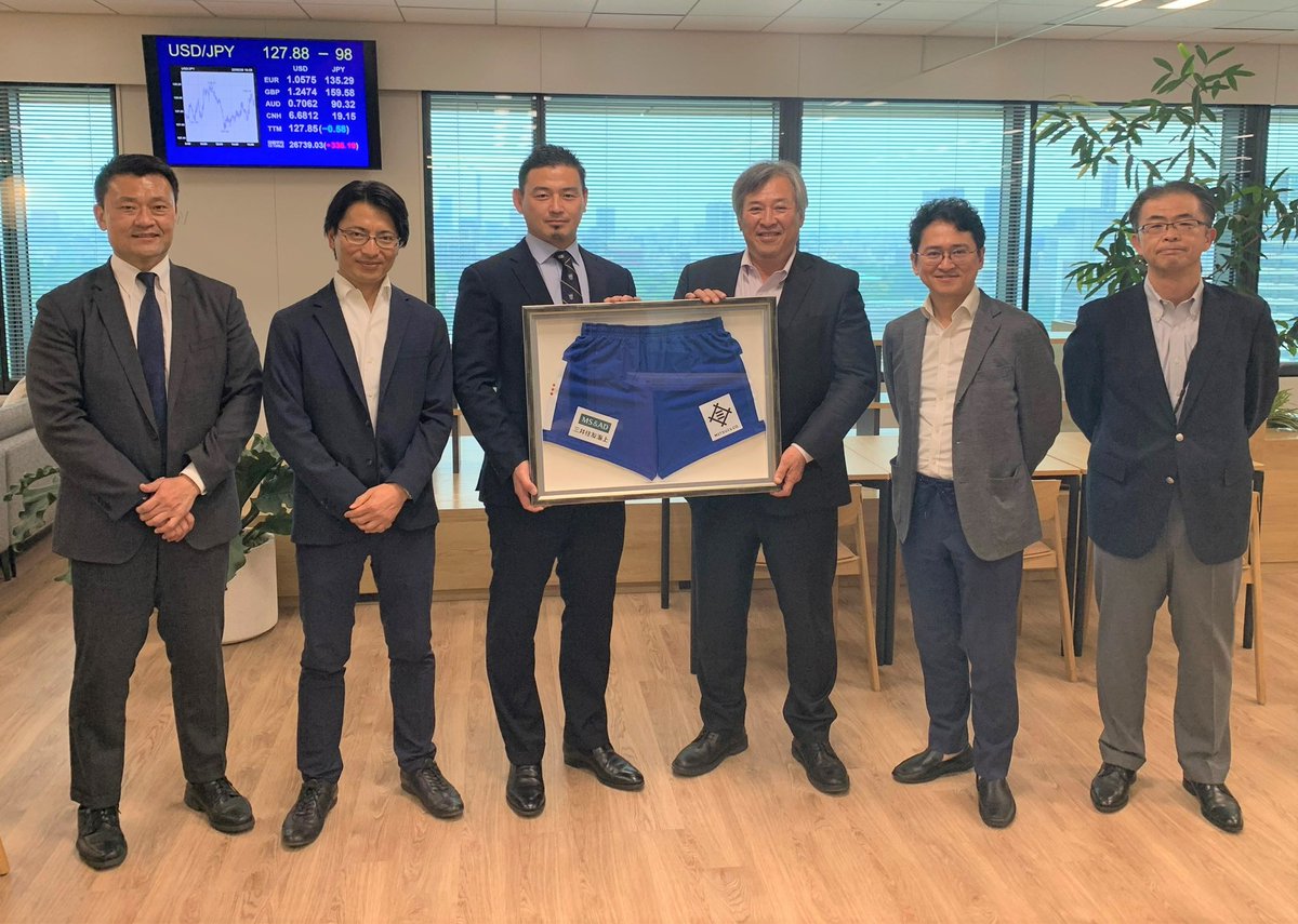 シーズン終了報告】 20日(金)に代表の山谷と五郎丸CROがオフィシャルパートナーである #三井物産株式会社 執行役員 モビリティ第一本部長 大黒  哲也様と事務所の皆様を訪問いたしました。 公式戦パンツ後面にご協賛をいただきました。心より感謝申し上げます。 #静岡 ...