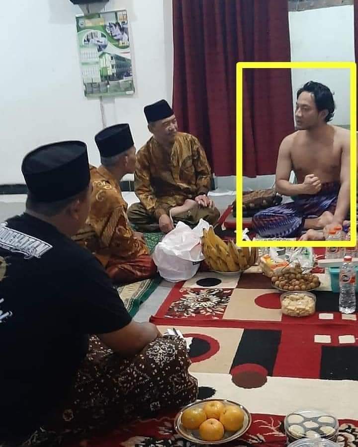 ardiriau4's tweet photo. Inilah Manusia Miskin ADAB.

Songong dan tak tahu diri
Harusnya minta maaf akui khilaf, selesai. Bukan malah mendikte orang sepuh untuk melakukan klarifikasi.
Ga sopan... https://t.co/duHejy408s