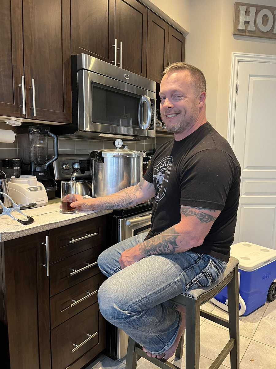 TWilsonOttawa's tweet image. Post storm fun. Went for a nice breakfast then came back and made some spaghetti sauce and pressure canned it. Got the roof fixed too ❤️🥓🍝🍺 #SpaghettiSunday #BecauseWeCan #CaesarSunday #AfterTheStorm