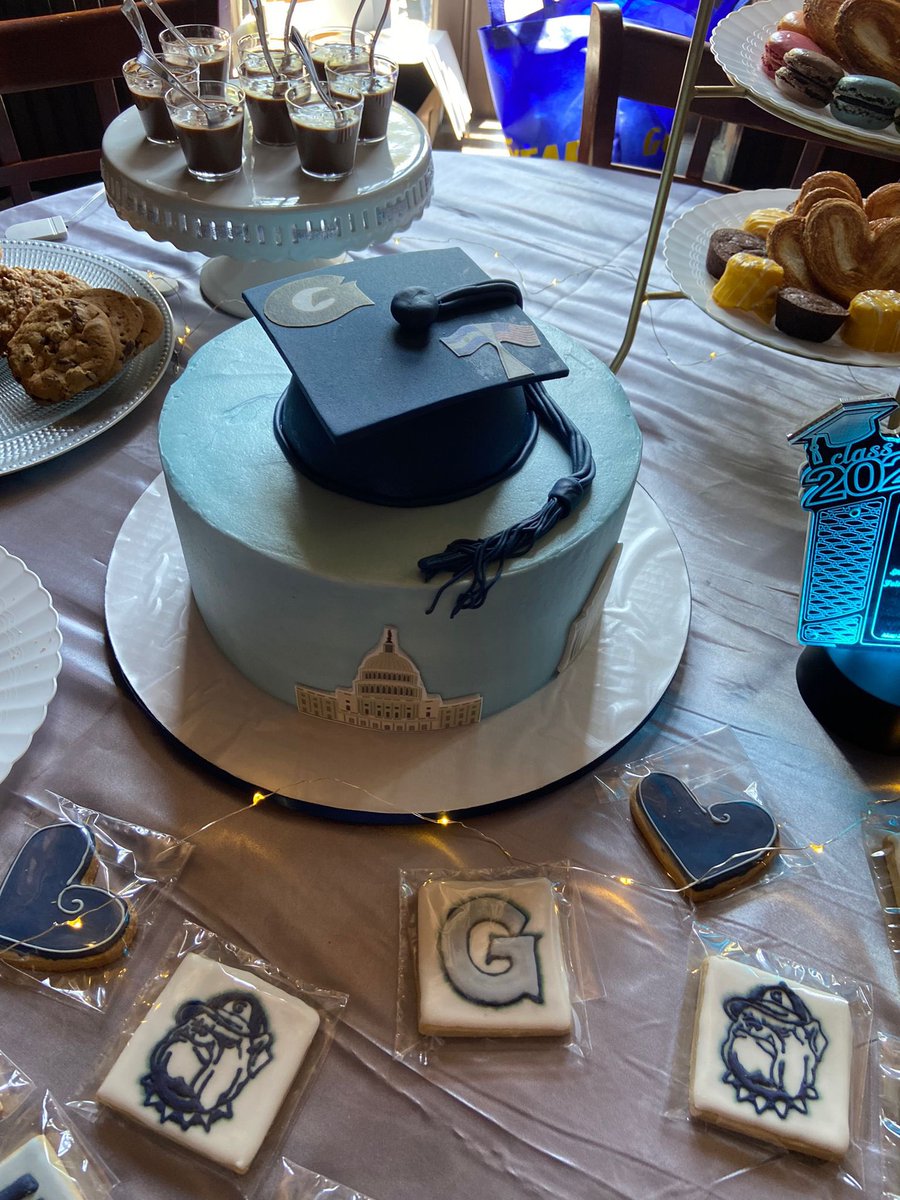 AidaPerla81's tweet photo. Congratulations to my son Julio #Hoyas2022 @georgetownsfs #GeorgetownUniversity https://t.co/GiMg5wU5lZ