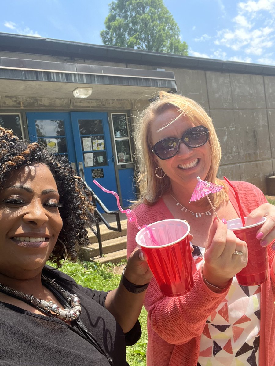 Loved observing the kiddos at Hawthorne apply what they learned across all content areas! Lemonade for everyone! @MettilleJesse @inspired_teach1 @HawthorneAIC @hawthornehawks