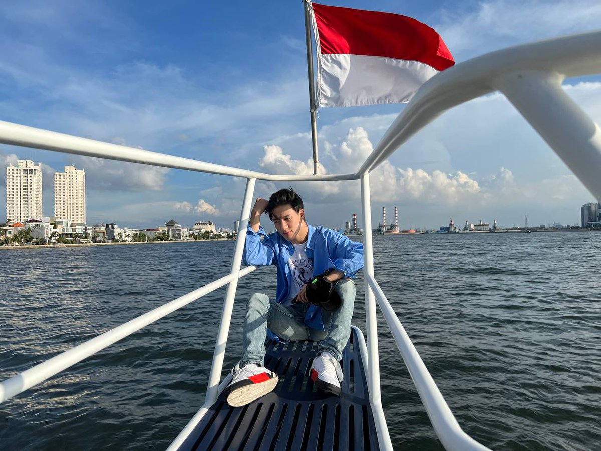 AnggiUtariP's tweet photo. Lee jeno udah jadi anak jaksel, tinggal daftar akpol aja yang belom 😂 https://t.co/2G8jMoJKyY