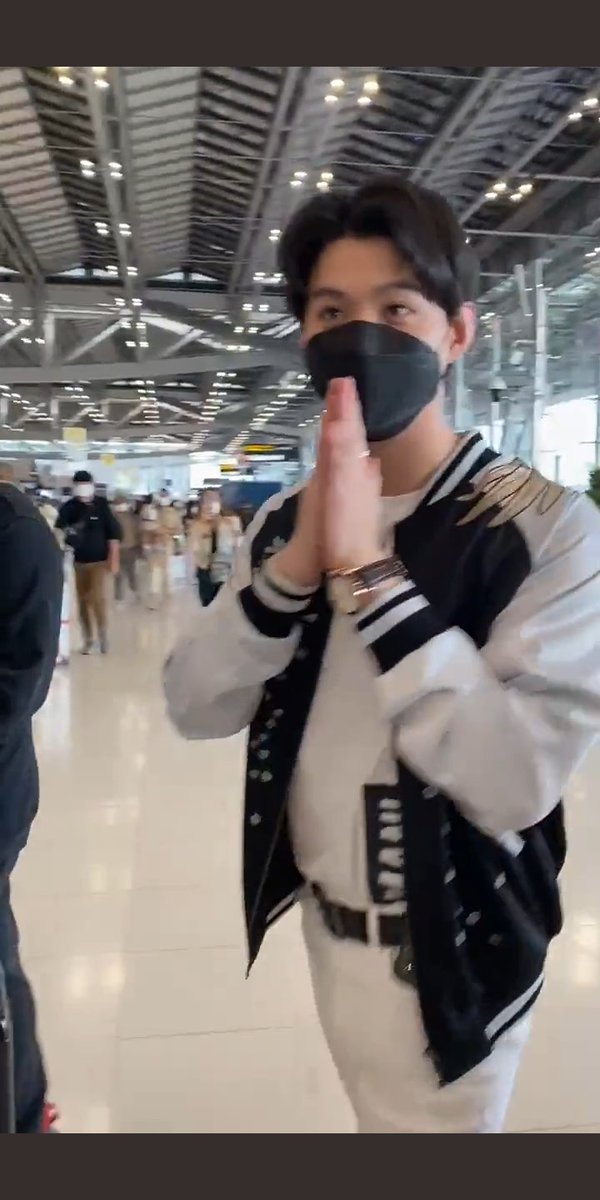 แหมลูกฉันทุกครั้งจะบิน       ผมจะหน้าม้าปุ๊กปิก
 พอโตหน่อย
ทำผมมาเชียวนะ😁
(แต่แม่ว่าหนูทำผมเองใช่ปะ😛)หล่อคับ
BABYSAINT GO SWISS
#ส่งคุณชายเซ้นต์ไปสวิต
#Saint_sup #MingEr