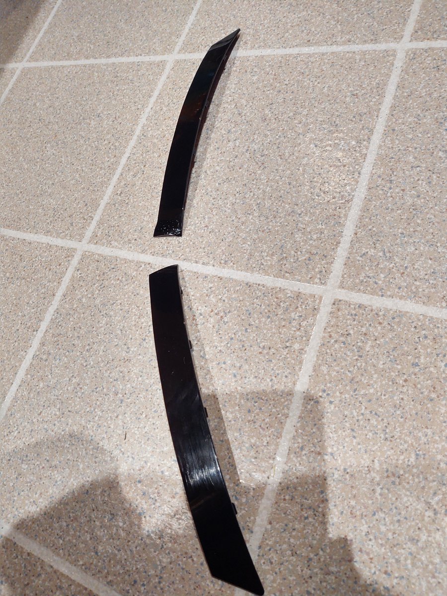 twittwer0's tweet photo. @SharkHomeUS looking for help w/ my robo vacuum. Tried 3 calls w/ cust service, they are bent on video call 2 see broke part. When they start video, it drops call &amp; video doesn't come thru. Is there another way I can get a replacement part ordered? I have pics, do you have email? https://t.co/JoNTIRvPhk