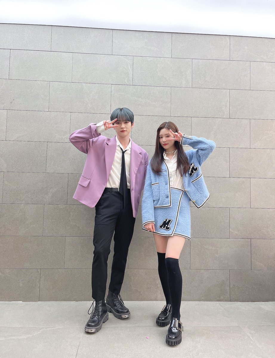 minjudays's tweet photo. Last week, Jungwoo oppa was absent from Music Core, but look at our staff’s magical hand! It looks like he was there with us, right? Our staff is the coolest! 🤭 https://t.co/ebq10ZunxN