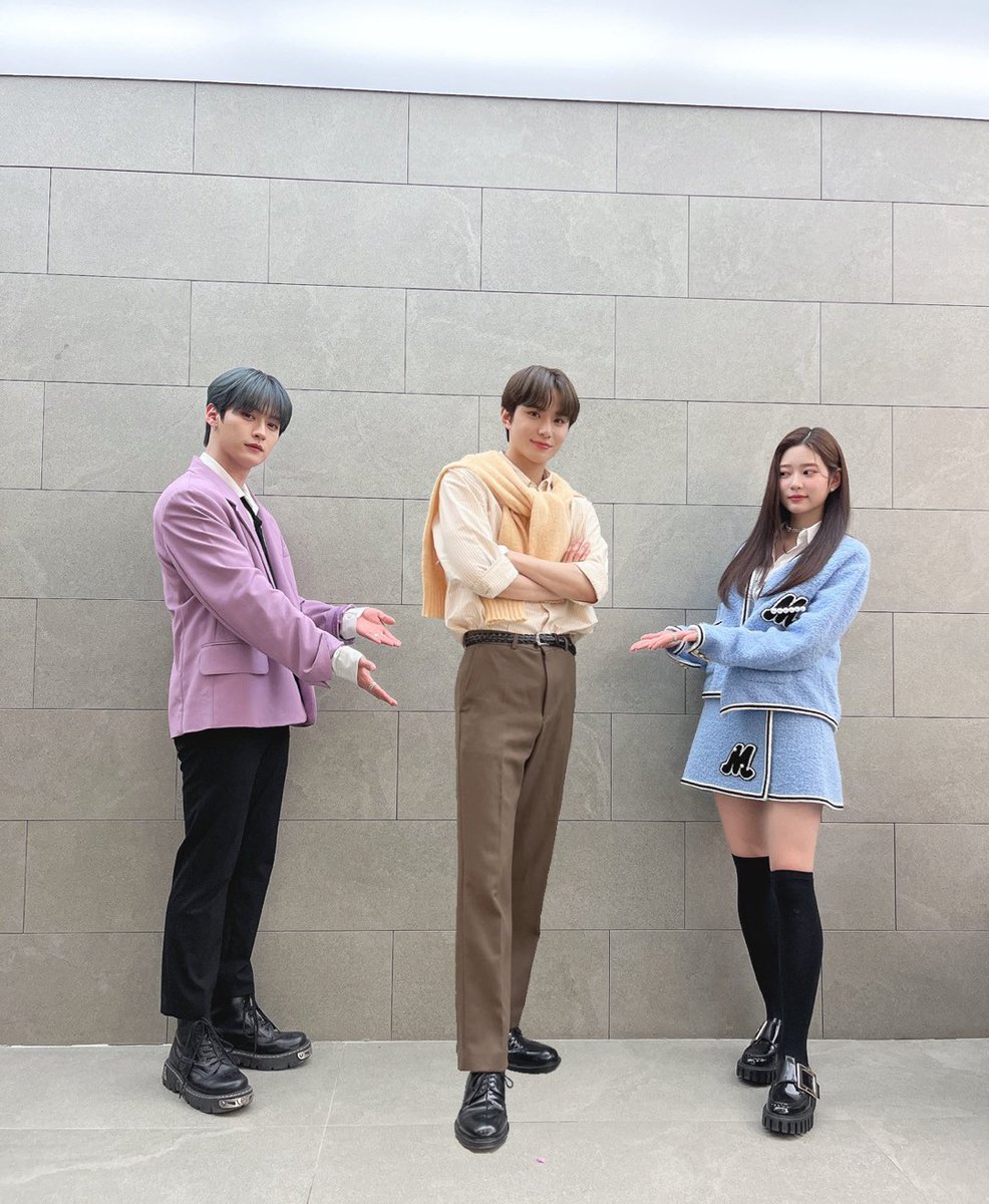 minjudays's tweet photo. Last week, Jungwoo oppa was absent from Music Core, but look at our staff’s magical hand! It looks like he was there with us, right? Our staff is the coolest! 🤭 https://t.co/ebq10ZunxN