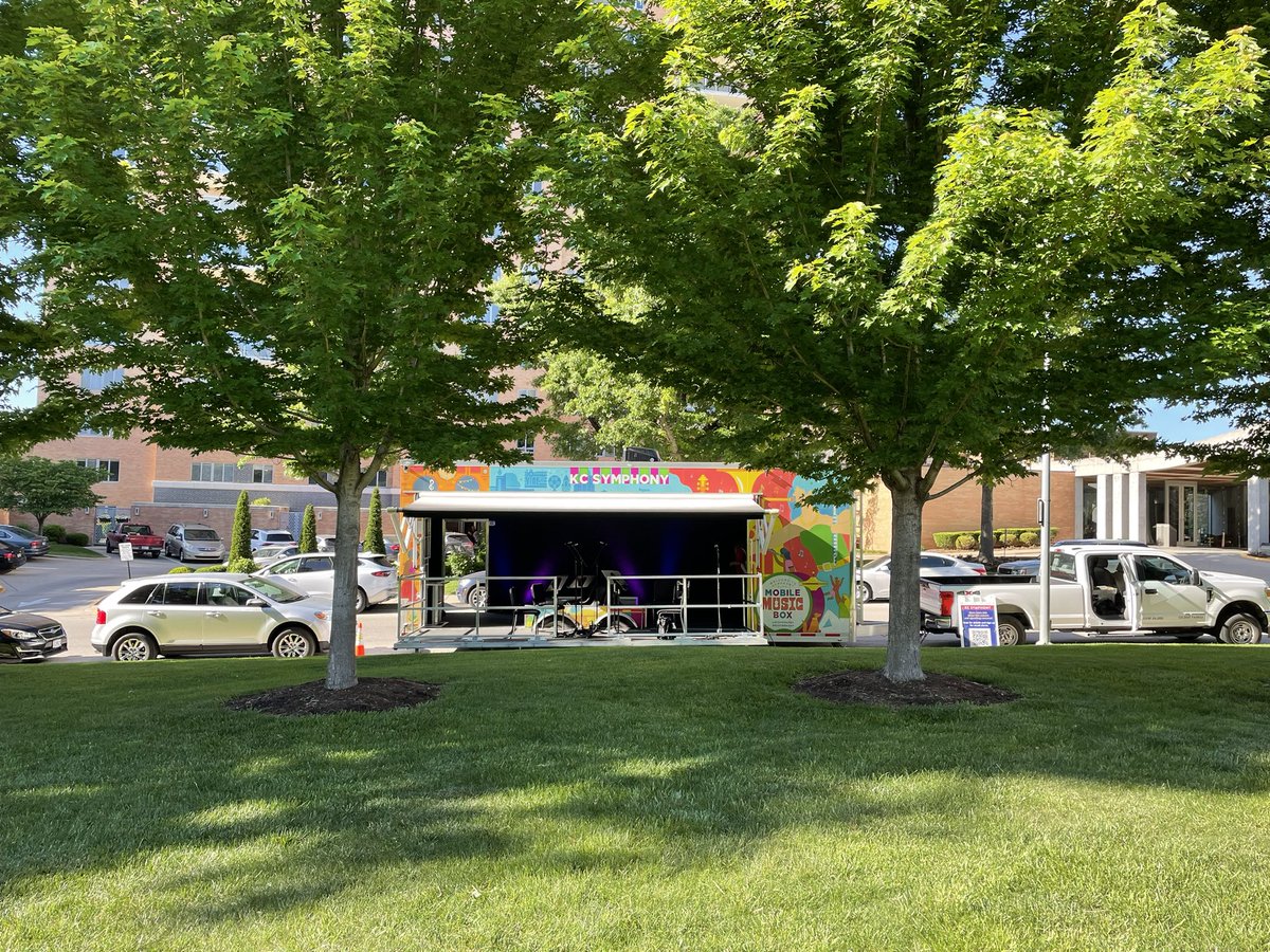 joshscheib's tweet photo. Sometimes you just gotta parallel park a 28’+ trailer on the Plaza. @kcsymphony #mobilemusicbox #mmb https://t.co/rqmGzLcsVm