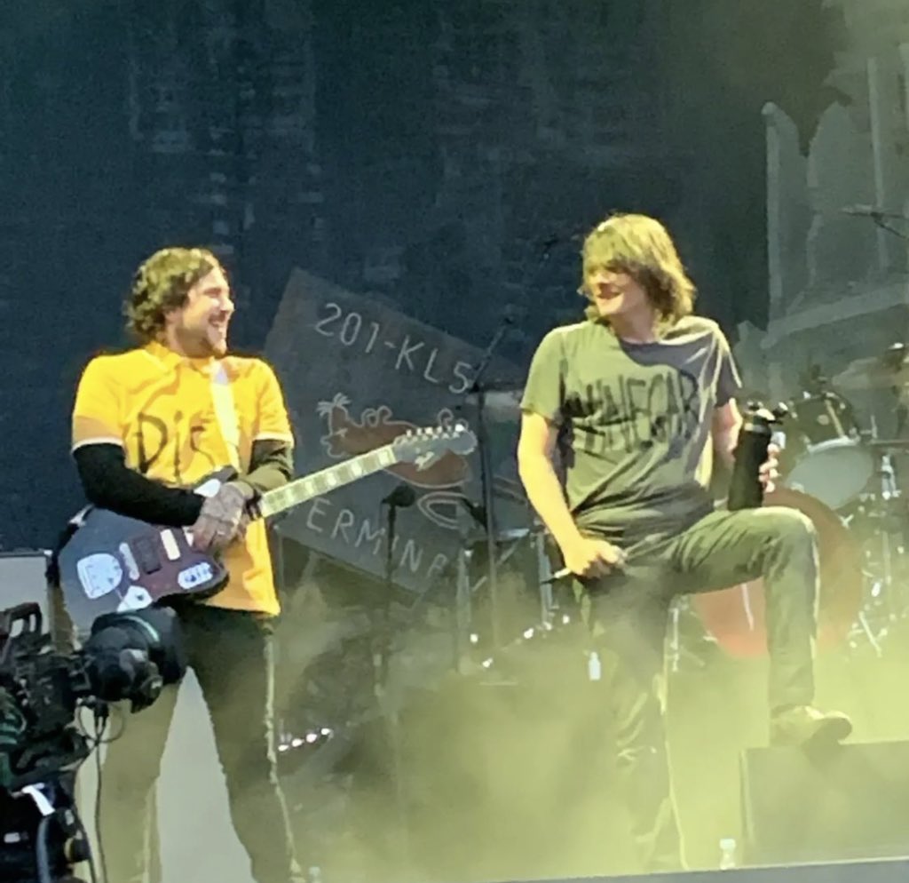MCRupdates1's tweet photo. Besties for the resties 🖤

📸 Unknown (please let us know!) https://t.co/8WdeoihR91