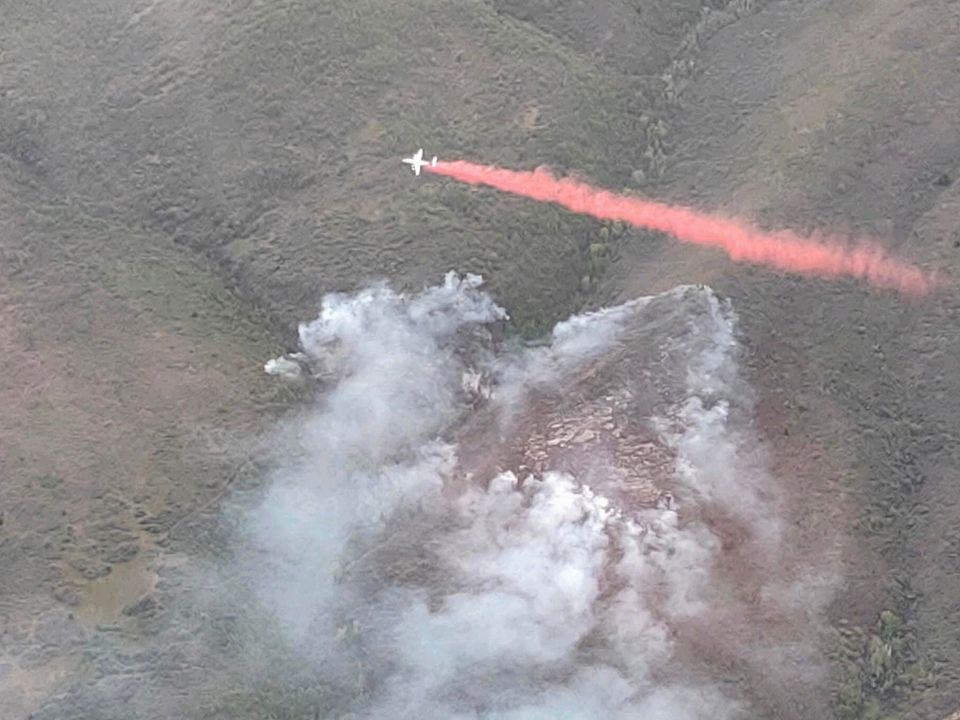 UWCNF's tweet photo. Aerial view of the #FlatLineFire.  📸 credit: Mike Melton, air attack https://t.co/lNScmviFXX