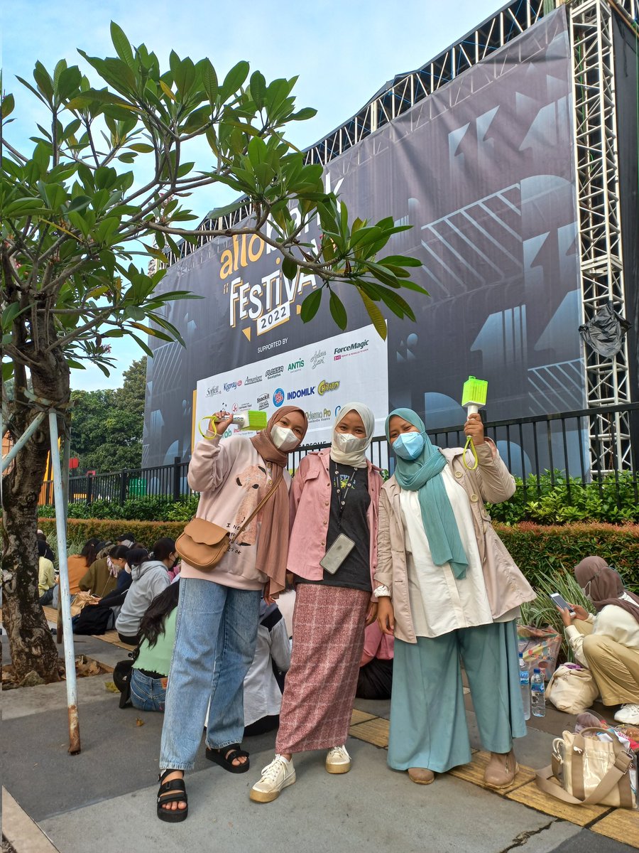diaryraa's tweet photo. I am not so good at putting my thoughts into words. It's kinda hard to explain. But I was feeling grateful in that time. I was closer than I am today. You guys worked so hard and I fully satisfied of ur performed. The memory lives with me forever. See you later anak2ku ✨✨✨✨ https://t.co/RLGNVNxTD0