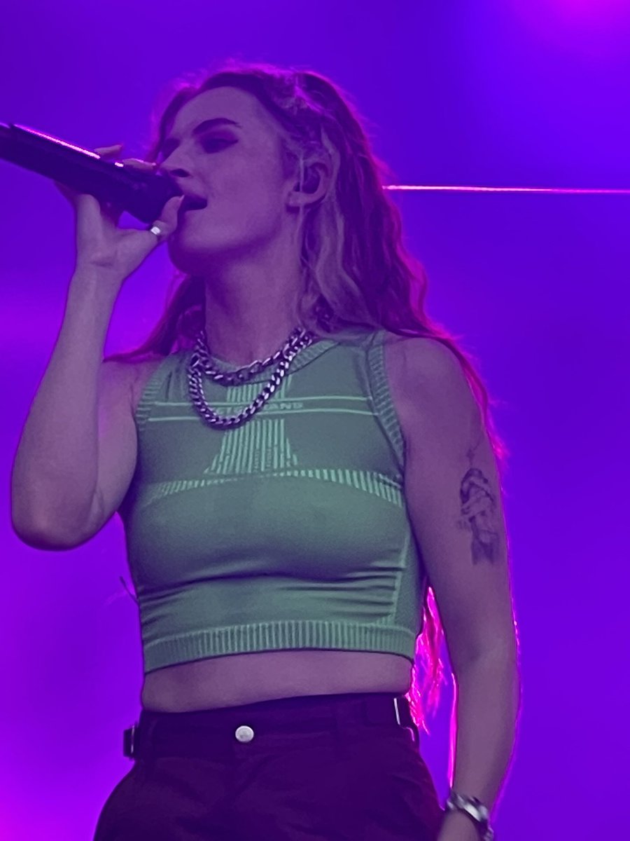 Officially obsessed with <a href="/findingfletcher/">FLETCHER</a> after seeing her at <a href="/Hangoutfest/">Hangout Music Fest</a> 💛💛