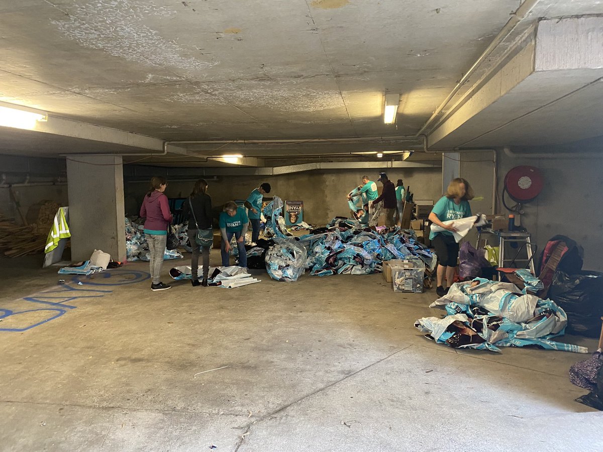 JonesHowDareYou's tweet image. What is happening with corflutes etc in Kooyong post election is symbolic of Ryan vs Frydenberg &amp;amp; latter's loss of his seat in Parliament.

Ryan's materials will be recycled; Frydenberg's trash is left on the street for someone else to worry about cleaning up.

Pathetic. #auspol