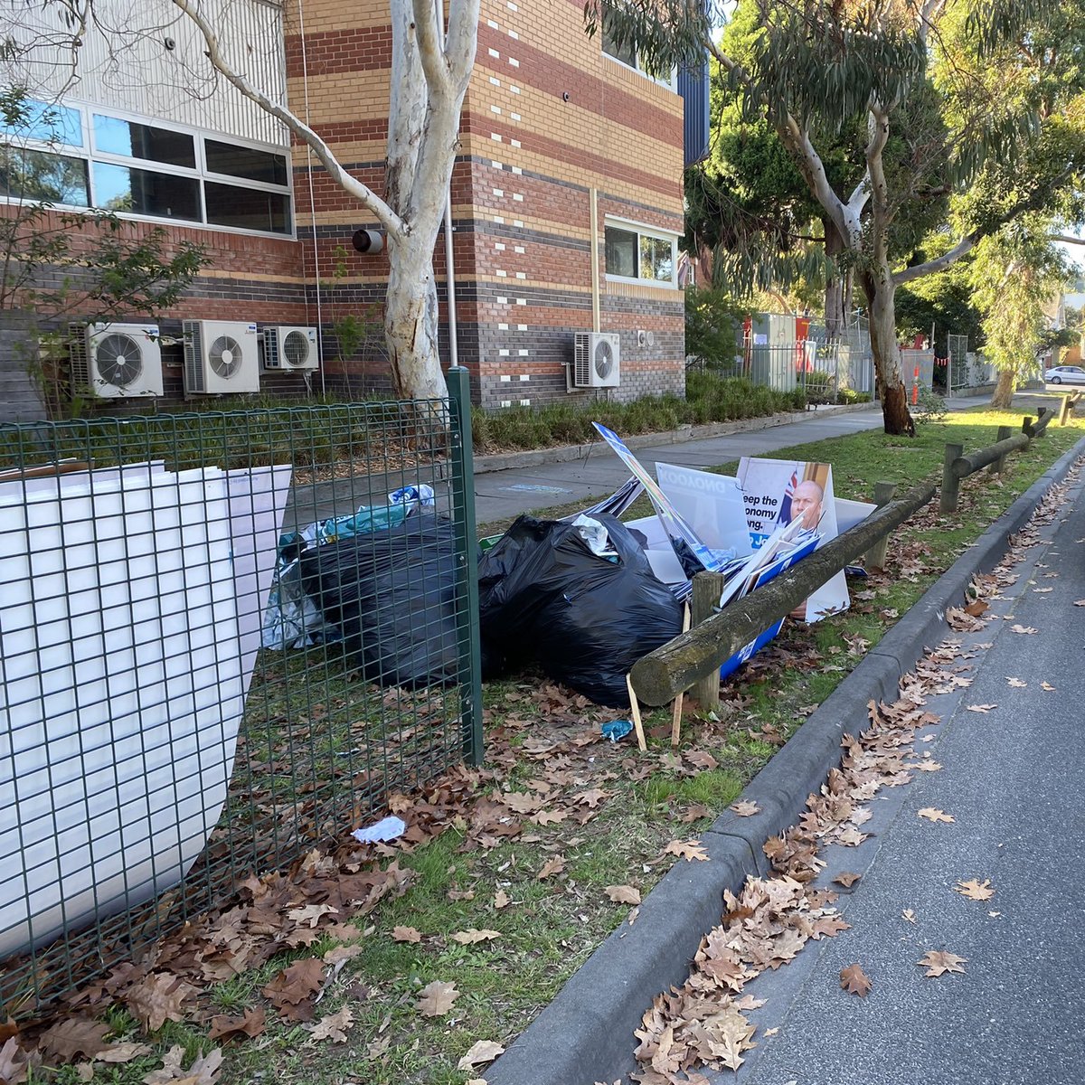 JonesHowDareYou's tweet image. What is happening with corflutes etc in Kooyong post election is symbolic of Ryan vs Frydenberg &amp;amp; latter's loss of his seat in Parliament.

Ryan's materials will be recycled; Frydenberg's trash is left on the street for someone else to worry about cleaning up.

Pathetic. #auspol