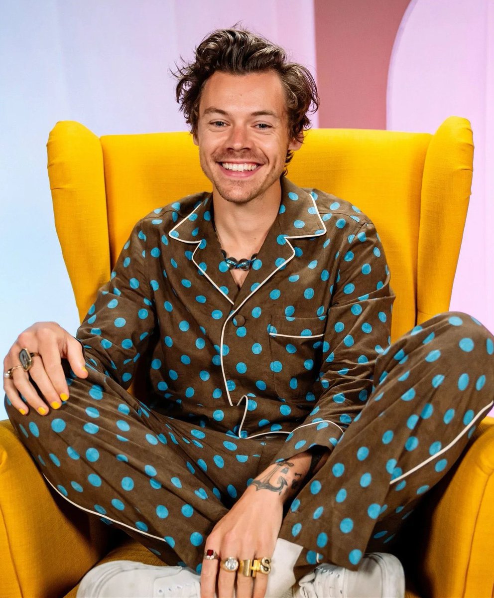 eeojones's tweet photo. This is the man that wrote the lyrics “cocaine, side boob, choke her with a sea view”. 

Goodnight! #HarrysHouse https://t.co/Jd7BmZg3wT