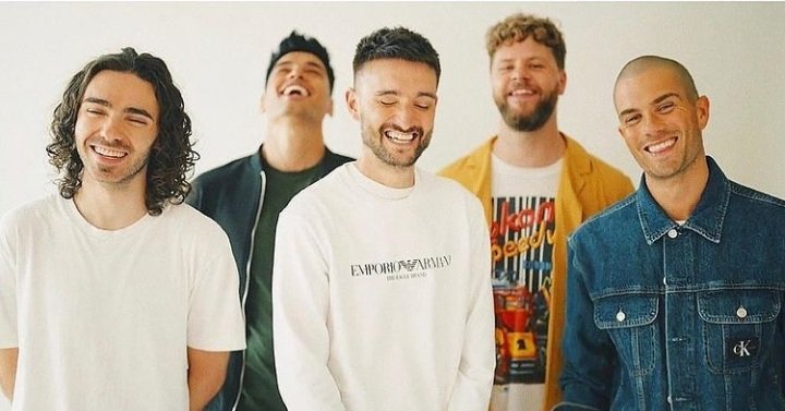 fiquei tentando pensar em algo pra escrever sobre essa foto, mas... meu deus, como eu amo esses sorrisos e esses homens! e que falta faz o seu sorriso, tom... que falta faz. 🤍🦋
