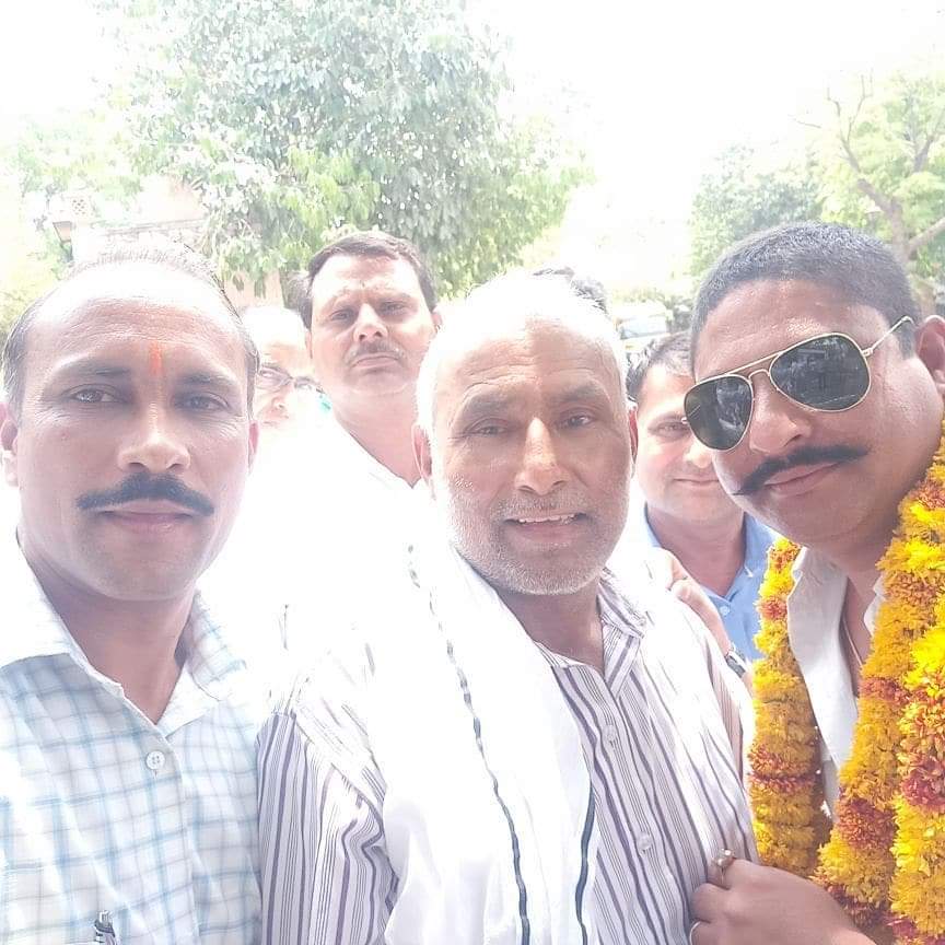 🌷
अन्तर्मन में संघर्ष और फिर भी मुस्कुराता हुआ चेहरा ,यही जीवन का श्रेष्ठ अभिनय है..
जय राजस्थान कंप्यूटर शिक्षक संघ <a href="/A_RCSS/">ऑल राजस्थान कंप्यूटर शिक्षक संघ</a>