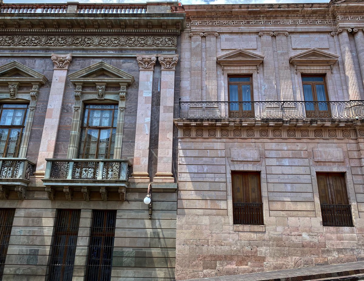 FelipeAceves13's tweet photo. #arquitectura Guanajuatense
Exquisitez Neoclásica:
El antiguo congreso del Estado Guanajuato del Inglés Luis Long 🇬🇧(izquierda) y la Casona del Conde Rul del #Celayense Francisco Eduardo Tres Guerras 🇲🇽 (derecha)… https://t.co/s5u1wwnsVF