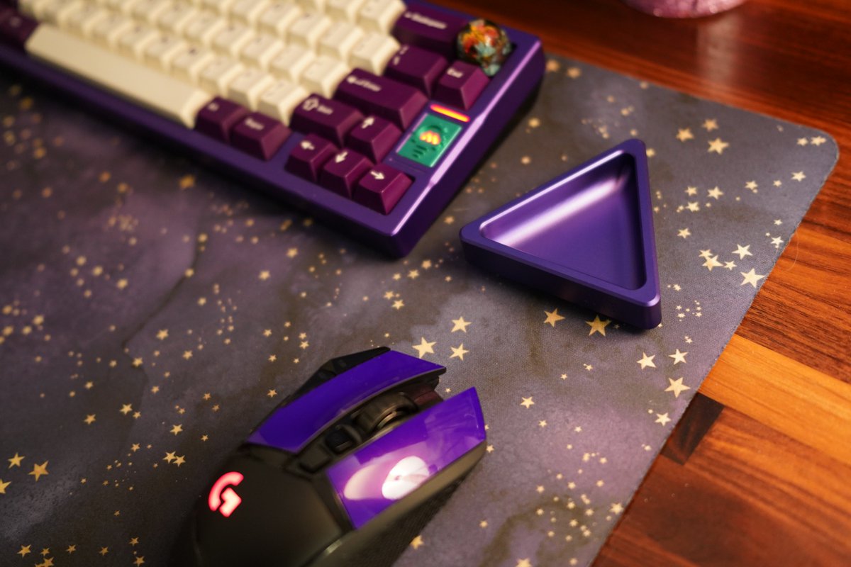 StupidFishFoam's tweet photo. Keyboard, for once, isn't the highlight of this photo.  It's that little triangular purple tray.  Called the Tria Spot by LazyDesigners. https://t.co/qgFovOY1cP