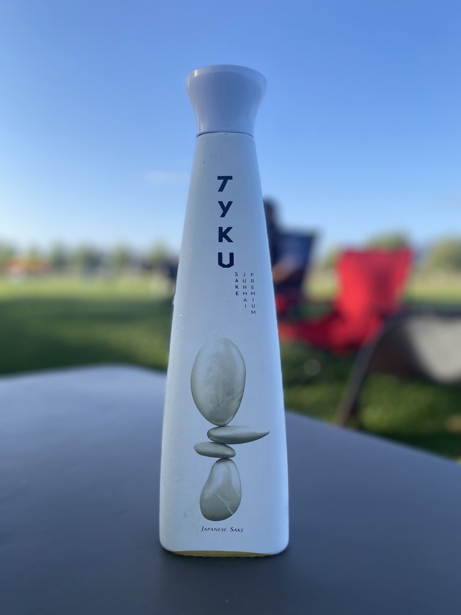 NonbeCouple's tweet photo. NYCの会社が梅の宿にOEM製造委託して奈良から輸入してるTYKUというお酒🍶
松みどりしぼりたての後に飲んだのだけど……
#tyku #梅の宿
少し濁って黄身かかったカラー
野菜のピクルスのようなにおい、強い酸味と渋味………
コレこそ老香なのでは。。🫢
BevMoだけじゃなく
COSTCOにも売ってました😇 https://t.co/V1vMxGjGhv