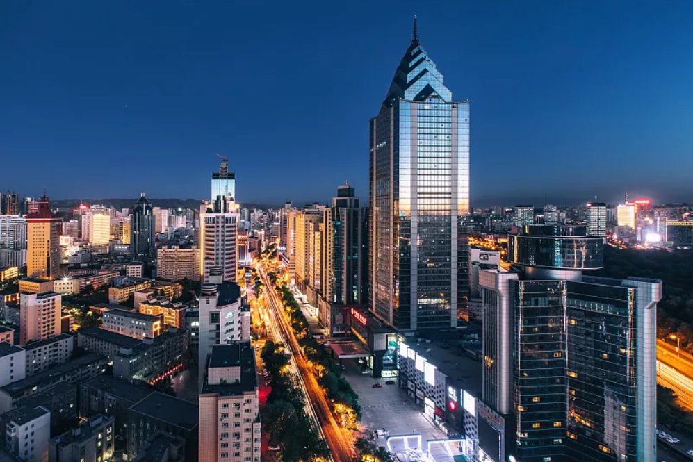 fengdibaby's tweet image. 国际社会有关新疆的批评很多年了，不知道这会对新疆的印象有什么影响，这是昨天拍摄的乌鲁木齐一张照片，拍摄角度是乌鲁木齐市著名的红山公园。我找了一张叙利亚的战后城市图，可以明显的看出新疆的进步、开放和现代化！我也尤为感到西方国家的虚伪和丑恶。