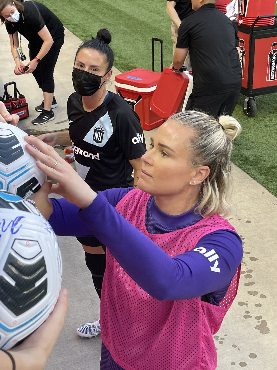 edders23's tweet photo. Definitely worth the trip from the UK to watch @GothamFC just a shame it wasn’t a win &amp; I’m gutted @alikrieger &amp; @Ashlyn_Harris didn’t play but on the plus side they signed my shirt 😃 https://t.co/lT7QSQkjOC