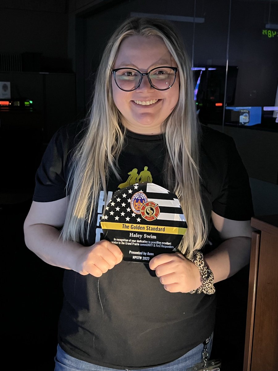 GP911Comm's tweet image. Spotlight on Emergency Communications Specialist Haley Swim, who was awarded the inaugural Golden Standard Award for the enthusiasm, passion and drive she brings in serving our commUNITY &amp;amp; fellow first responders! 

Thanks @axon_us  for helping to recognizing this unseen hero🏆