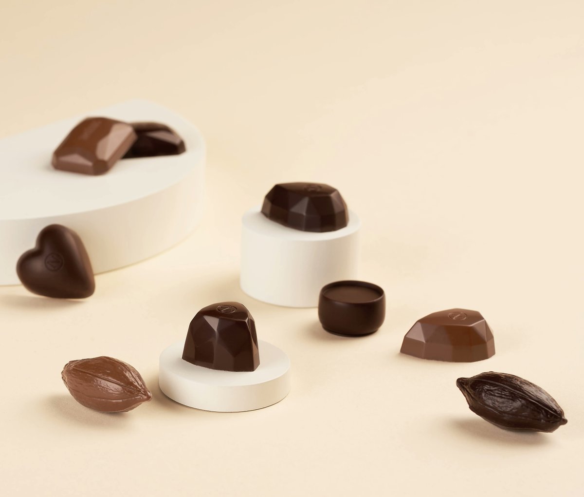 NeuhausJapan's tweet image. まろやかな口どけのナッツプラリネやガナッシュが堪能できるタイムレスなノイハウスのチョコレート🇧🇪
愛らしいハート型のメタルボックス「パッション」は贈り物にも最適です✨
#ノイハウス #チョコレート #ベルギー  #ベルギー王室御用達 #チョコ #ボンボンショコラ #NEUHAUS #chocolate #belgium