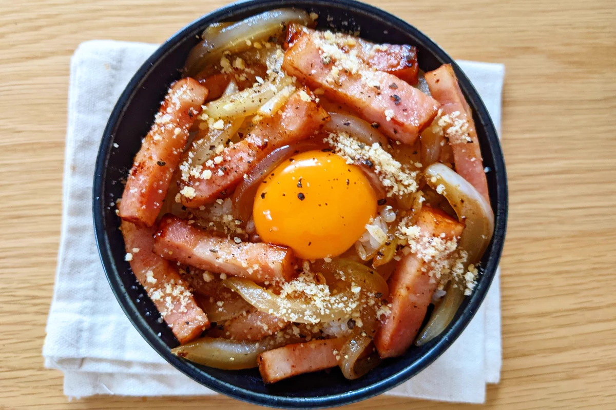 これぞ背徳感。お手軽「悪魔の和風めんつゆチーズベーコン丼」。