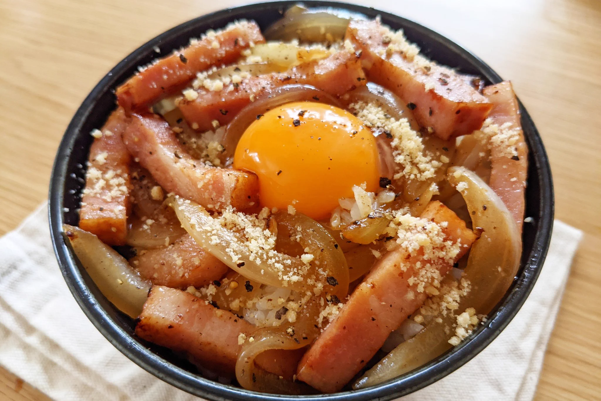 これぞ背徳感。お手軽「悪魔の和風めんつゆチーズベーコン丼」。