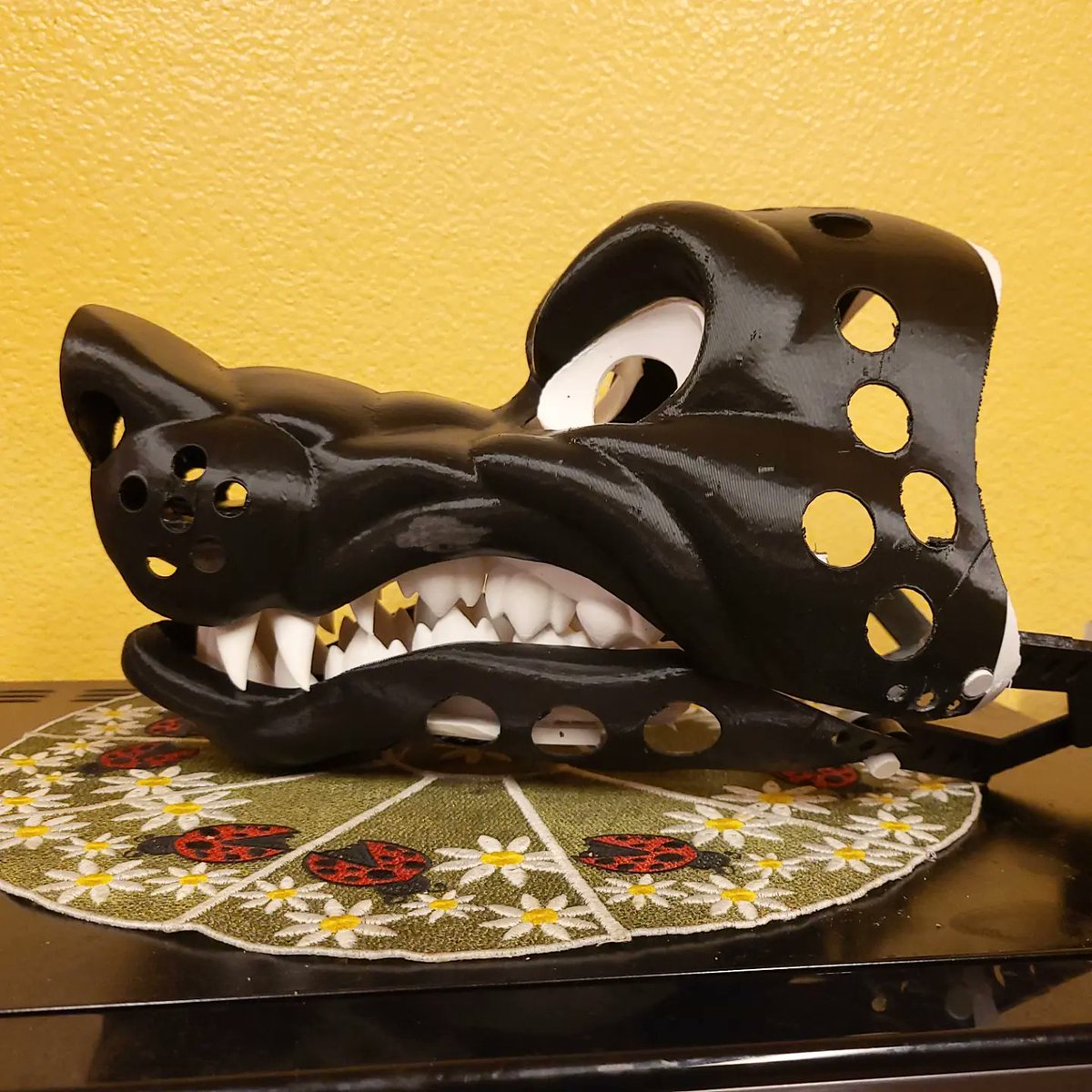 CavitySam's tweet photo. FOR SALE: My first moving jaw base!! Smooth-lightweight-can be worn with glasses. The teeth are separate pieces that snap into place.

Price: $200 + shipping ($15-20 within the US, more if overseas)

#fursuit #fursuitforsale #fursuitmaker #fursuitmaking #cosplay #costume https://t.co/GXr8p9bL7Y