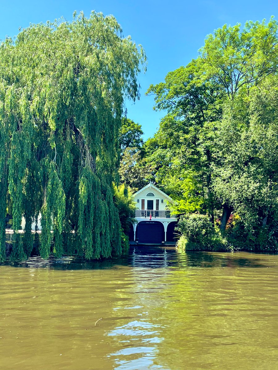 A magical day, like a little touch of yesteryear 🦋💙 
#riverdays #thebluedutchbarge