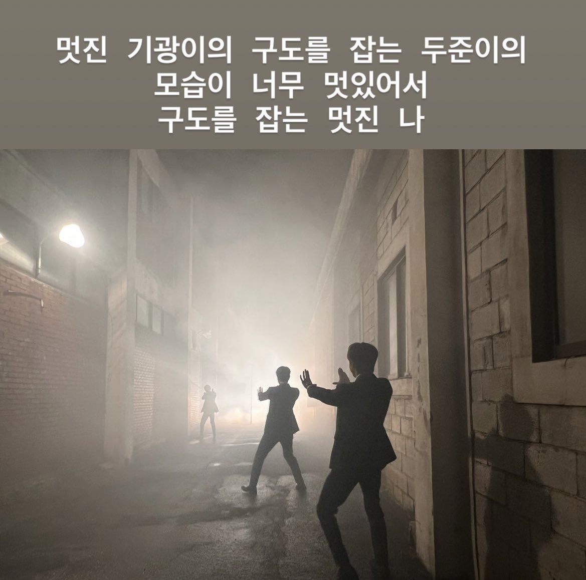 RecmRoom's tweet photo. 套娃能力者梁耀燮：

给起光找好构图的斗俊声音真是太帅了 还有找好构图的帅气的我

渐渐变得奇怪的起光和开始找奇怪的构图的斗俊 找奇怪的构图的奇怪的我和这一切都奇怪的东云

你们这样 谁会信正片是图3图4啊哈哈哈哈
#highlightintro #HIGHLIGHT #양요섭 #이기광 #윤도준 #손동운 https://t.co/jSyTn0wS2r