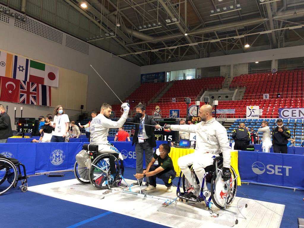 ElassineMoez's tweet photo. 2ème étape de Coupe du Monde d’#Escrime #Paralympique 🤺 à Chonburi 🇹🇭
Médaille d’argent par équipe au Sabre 🥈 avec mes 2 coéquipiers de choc  Ludovic Lemoine et @maximevalet31 
Le travail d’équipe et l’esprit d’équipe paient toujours. On savoure, mais on ne lâche rien #Fencing https://t.co/0seWSvzZK4