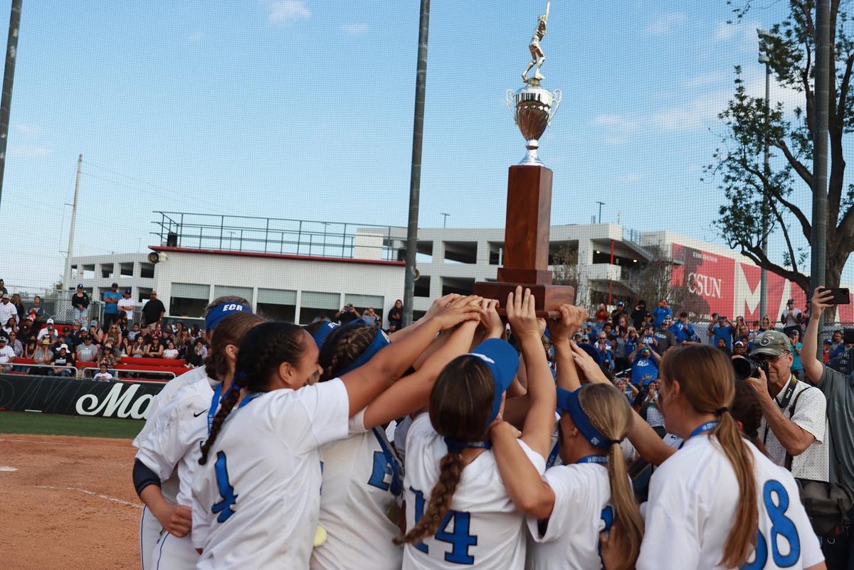 BrookeDeSmet's tweet photo. 3PEAT MOOD!!!!! Thank you @ecr_j for an unforgettable journey💙 https://t.co/TDC3qcyAgb