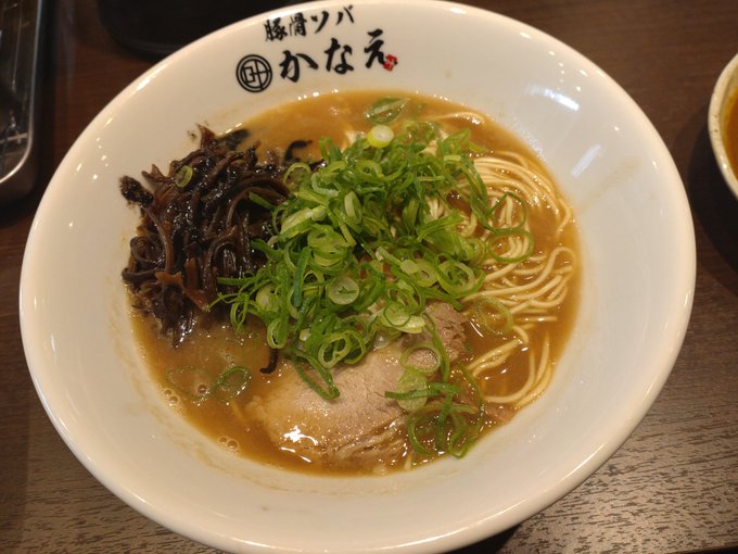 西八王子駅前にある豚骨ソバかなえさん。いつも前を通り過ぎてたけど寄ってみて正解でした。
麺もスープも好み。ランチだとセットで頼めるカレーも美味しかった。これは駅来る時は頻繁に寄ってしまうなぁ 