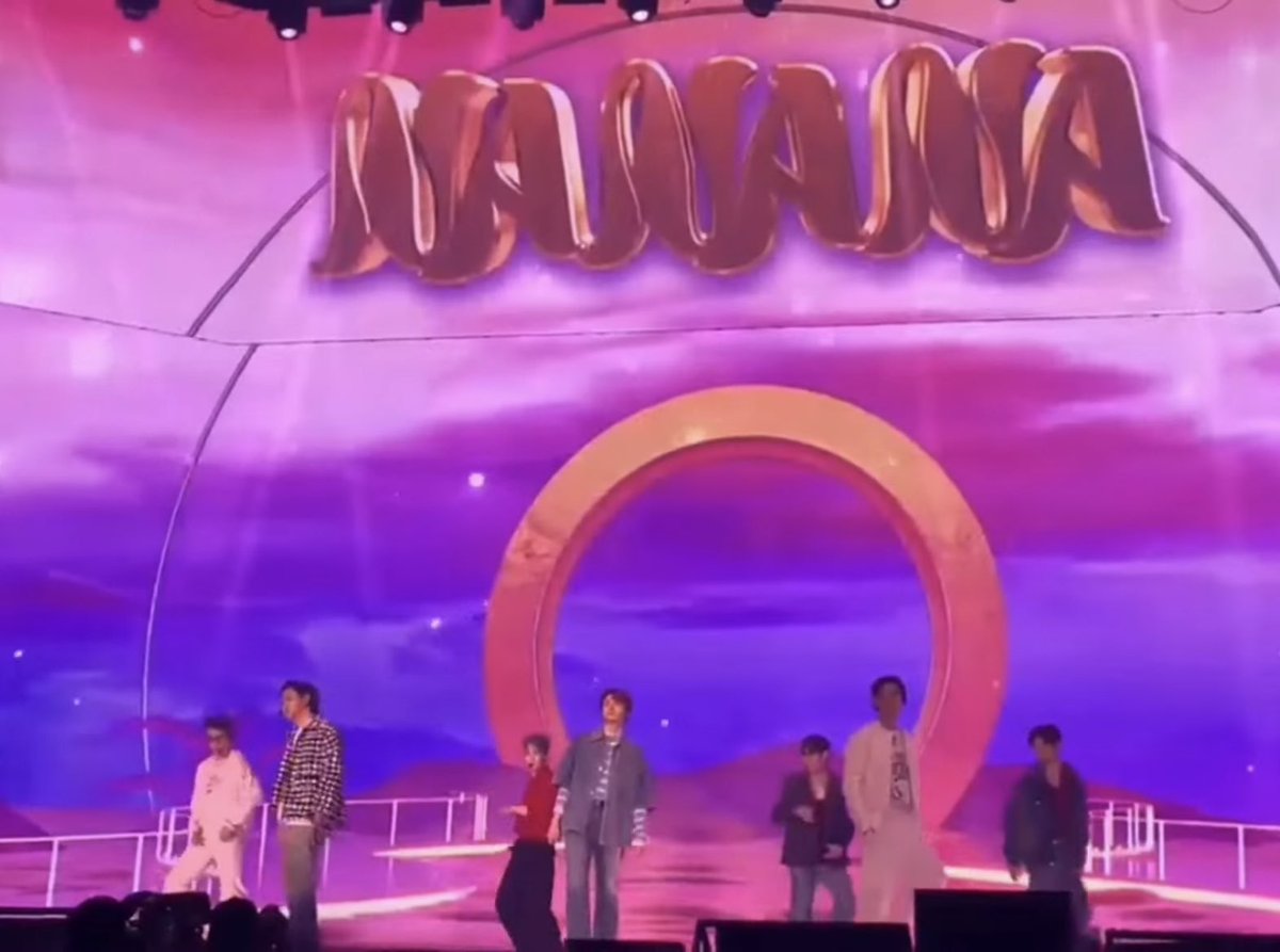 yggot777's tweet photo. 昨日本人達が言ってたんだけど、

NANANAの最初の立ち位置がJYPとして最後のスケジュールだったゴールデンディスクで披露したBreathの最後の立ち位置になってて、
NANANAの最後の立ち位置が、今回FANCONのgirls×3の最初の立ち位置になってるらしい

GOT7は終わってないって意味で作られたんだって https://t.co/B9Gj7uWIOA