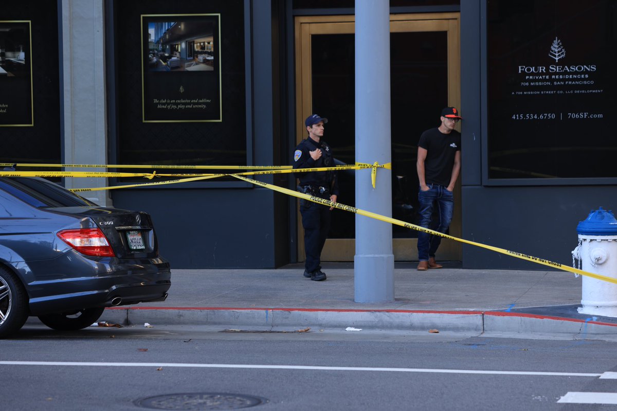 NorCal_Stringer's tweet image. 2 female pedestrians killed at 3rd&amp;amp; Mission in #SanFrancisco today around 4:30. Witnesses said Mercedes driver swerved into a taxi, which the taxi swerved onto the sidewalk outside a restaurant. One other male pedestrian and taxi driver taken to the hospital.