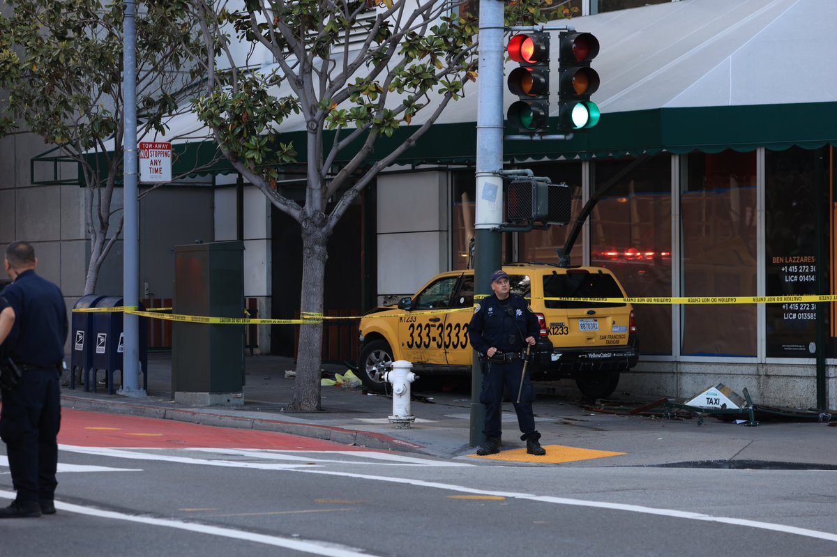 NorCal_Stringer's tweet image. 2 female pedestrians killed at 3rd&amp;amp; Mission in #SanFrancisco today around 4:30. Witnesses said Mercedes driver swerved into a taxi, which the taxi swerved onto the sidewalk outside a restaurant. One other male pedestrian and taxi driver taken to the hospital.