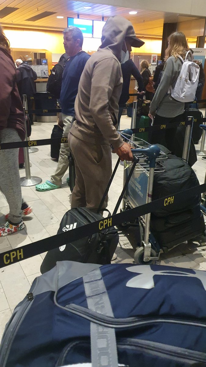 Emil_0_'s tweet photo. Kort mesterkabsfest for Luther Singh... Spottet i lufthavnen her til morgen kvart i 4, på vej til Paris med hvad jeg formoder er sin far. Overhørte blandt andet "same agent as Baba" og "depends on if you'll play qualifier" (bonus info, de havde 6 store kufferter med) #andellerej https://t.co/p3rbs6V0LH