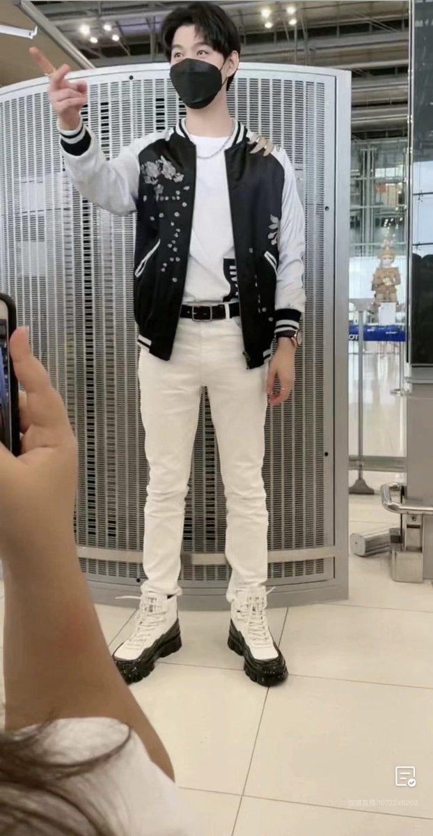 xinzi_shirley's tweet photo. We Can't believe baby is wearing our shoes when he goes SWISS.
Nong Saint ，Please take care of yourself ，Have a safe trip.
Trigon mom love you😊
#PerthSaintSation 
#Saint_sup 
 #ส่งคุณชายเซ้นต์ไปสวิต
Thanks everone  for joining me in sending N‘Saint the gifts https://t.co/INqB7szg0A