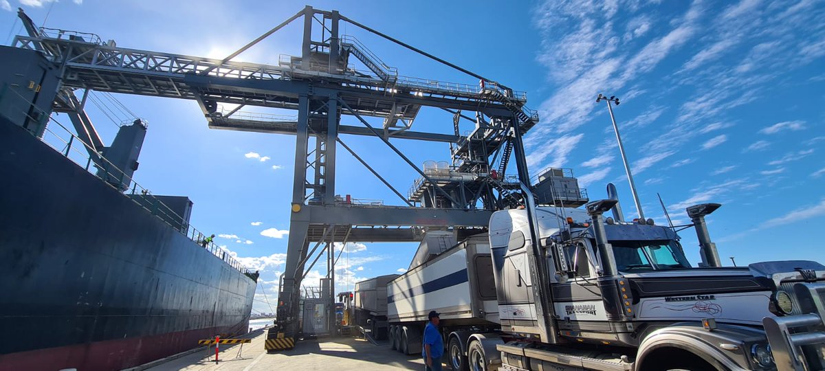 🤞 for a smooth load at the <a href="/CargillAUS/">Cargill Australia</a> Berth 20 Inner Harbour mobile loader. APW and hard wheat heading to East Africa <a href="/GrainPlains/">Plains Grain</a> <a href="/GrainProducerSA/">Grain Producers SA</a> <a href="/SA_PIRSA/">PIRSA</a>
