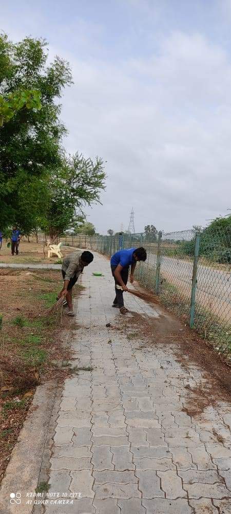 yuva_brigade's tweet photo. #CleanlinessIsHealth #SwacchBharat 
#YuvaBrigade volunteers cleaned the public park at Gabbur, Ballari at its final phase. https://t.co/REkBwHkKr8