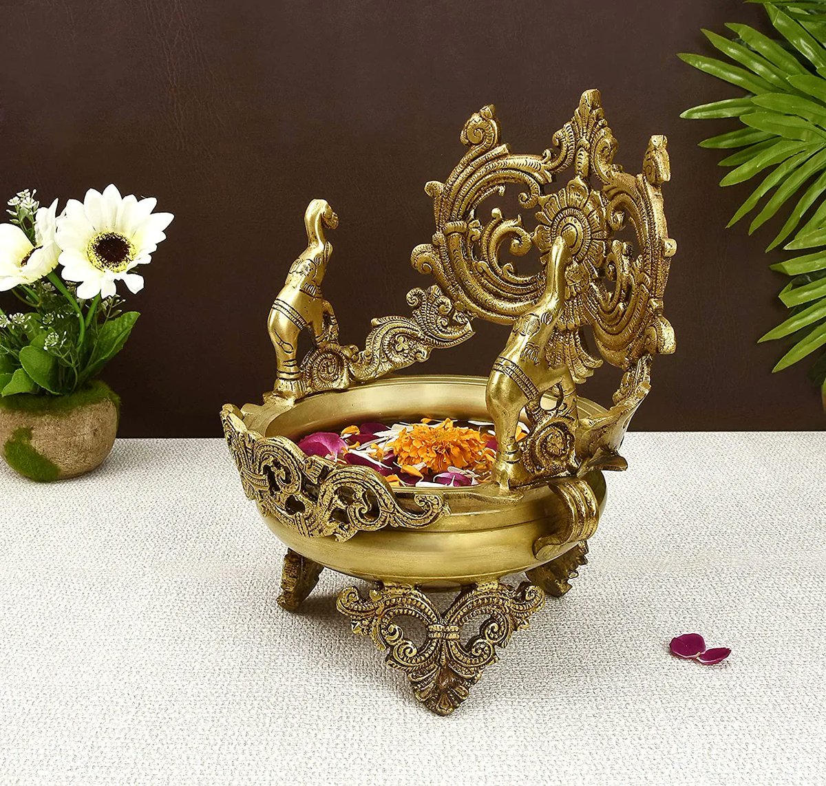 HomeDecorLo's tweet photo. Do you know Urlis have great Vastu Significance and decorative purpose? It not just looks great but also has great aesthetic value.✨🏡 

Shop this beautiful 'Brass Urli' https://t.co/0Ib72xwOkQ

#HomeDecorLo #HomeDecor #Urli #Vasstu #Aesthetic https://t.co/zfHPNTYHlO