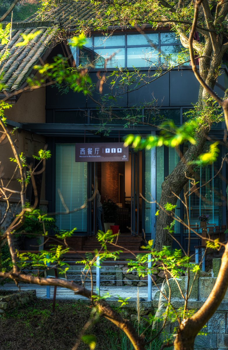 AnhuiTravel's tweet photo. There is a B&amp;B in the mountain, called "Yunli An’ao ", located outside the bustling city. The houses are surrounded by greenery. Come here for a journey back to nature, looking for a place to relax your mind. (Located in Hefei City)
#SecretGarden #AnhuiExploit https://t.co/eGWesHVpLf