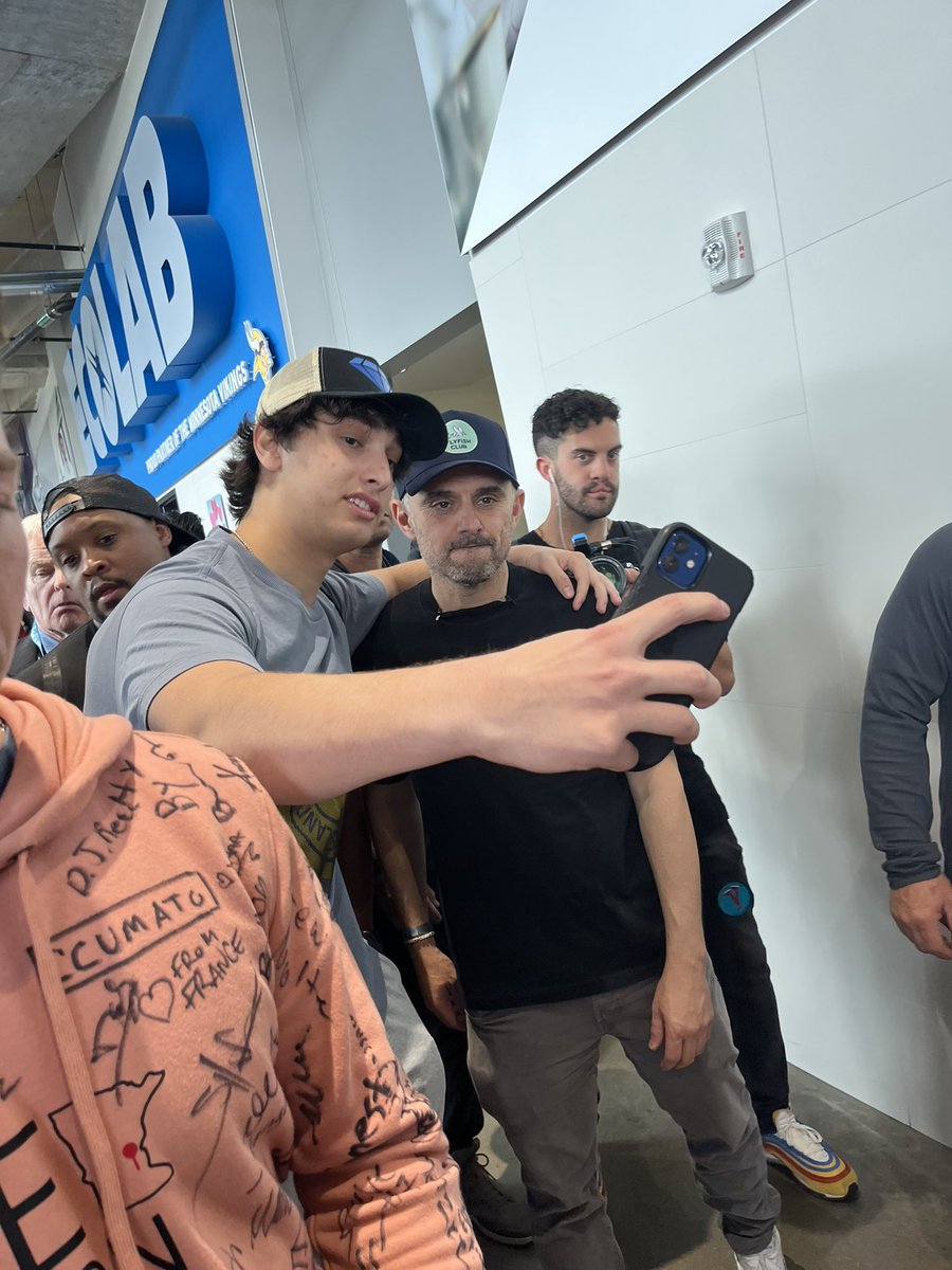 dyl_eth's tweet photo. Had a blast this weekend and VeeCon exceeded all my expectations. Thank you for everything @garyvee @veecon see you next year❤️🚀 @GriffinToren @BbtNtwrk @ItsErikCaputo @whatsafawzi1 @Ghostnodes @DMNDClub https://t.co/vwwOae1goa