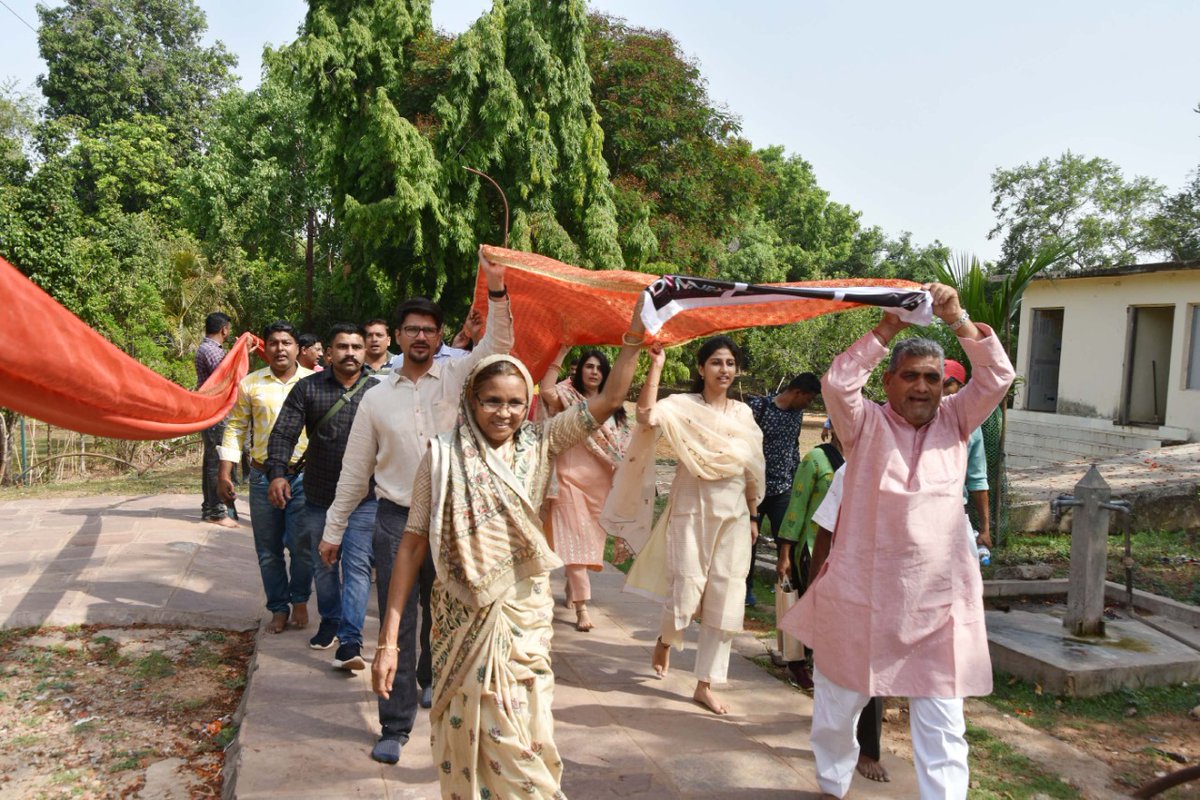 sareenraj09's tweet photo. *मुख्यमंत्री कल मां दंतेश्वरी को अर्पित करेंगे 11 हजार मीटर की चुनरी* *डैनेक्स की महिलाओं ने चुनरी बनाकर स्थापित किया कीर्तिमान* #Denex
#Dantewada
@bhupeshbaghel
@ChhattisgarhCMO
@DeepakSoni_1
https://t.co/7sQkLDGjmt https://t.co/ipaFcALGPQ