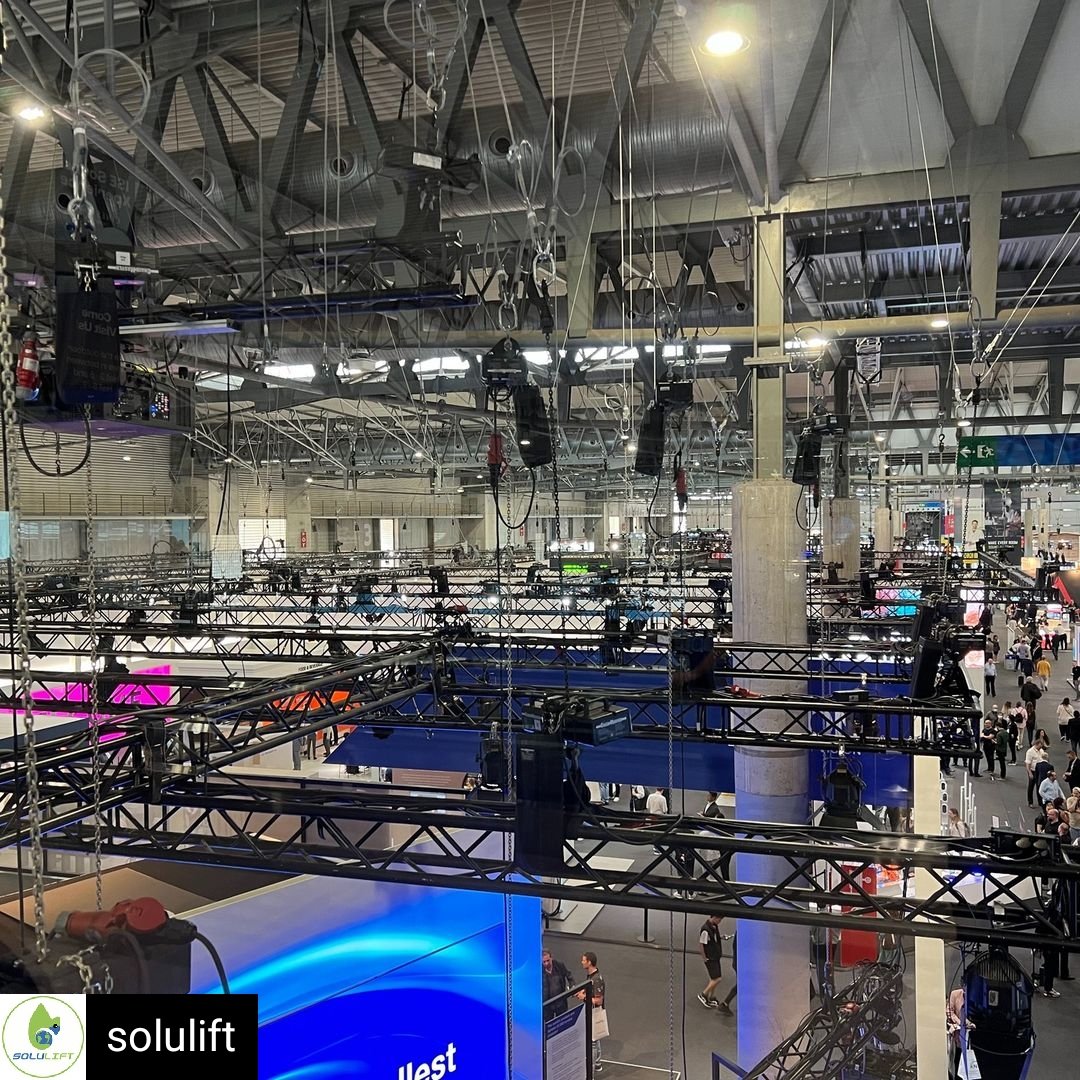 LiftketIberia's tweet photo. Cuando visitas una feria tan importante del sector del #entertainment como #ISE2022 y mires donde mires sólo hay motores del líder @chainmaster_ piensas...algo estaremos haciendo bien!!
https://t.co/Y8Pm3zURbX
#MotoresChainMaster #MaterialEventos
#ActionliftSpain #Actionlift https://t.co/4dv8FZPk3u