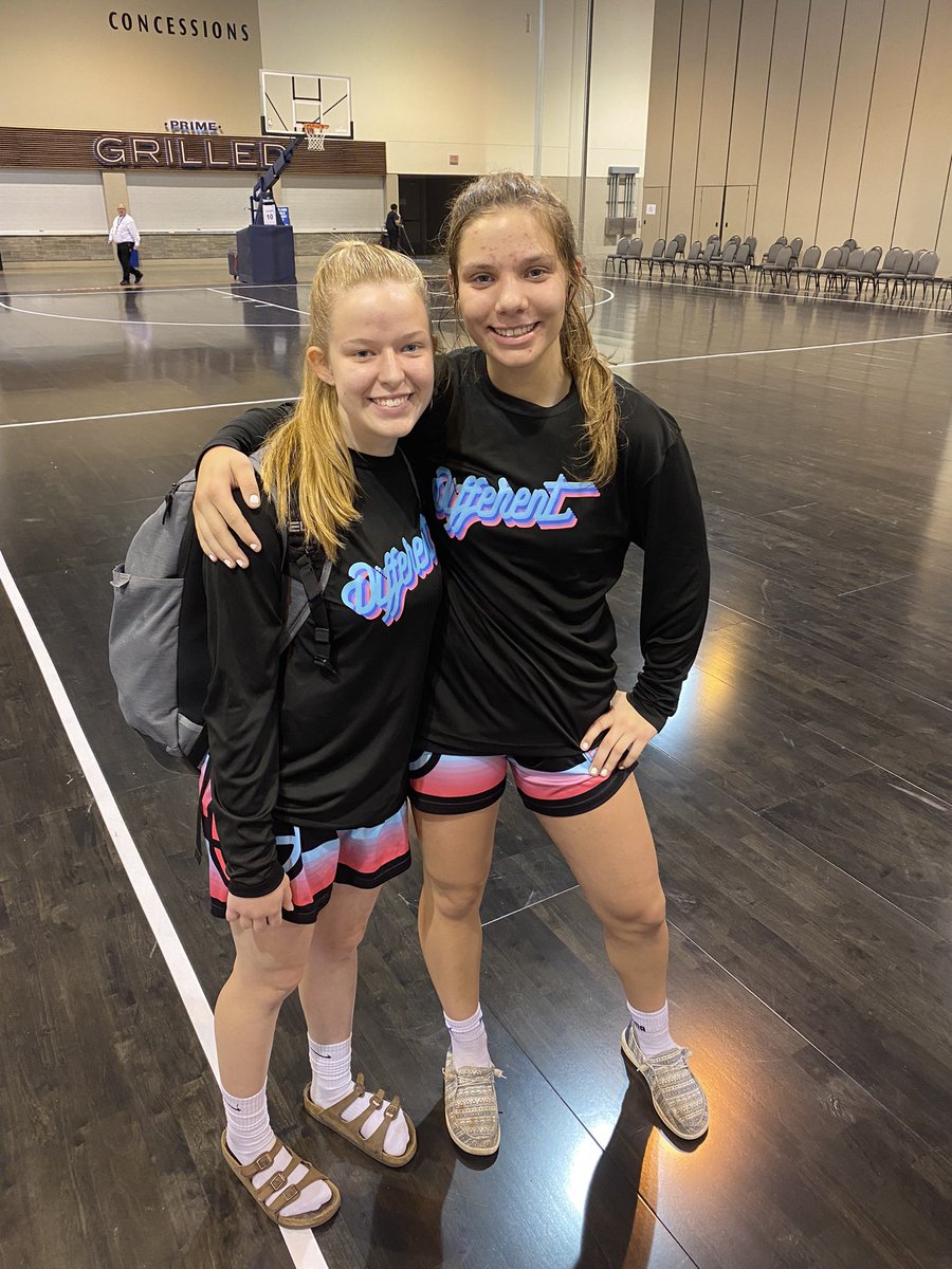 A tough Saturday of Hoops leads to a great Sunday of Hoops 🏀 for these 2 teams…. Omaha was full of ⬆️s n ⬇️s but consistent hard work by these 2 teams ..        
13u - (1-3) 
17u - (2-2) - #LockDownD - 1pt 
#SSAGameballProud